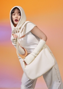 The Fashion Post『いつでもどこでも調和する。玉城ティナが魅せる自由なバッグ 〈前編〉』